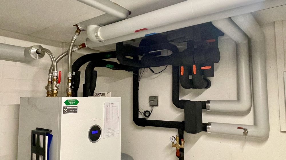 Chaufferie avec la pompe à chaleur, les circuits internes et externes